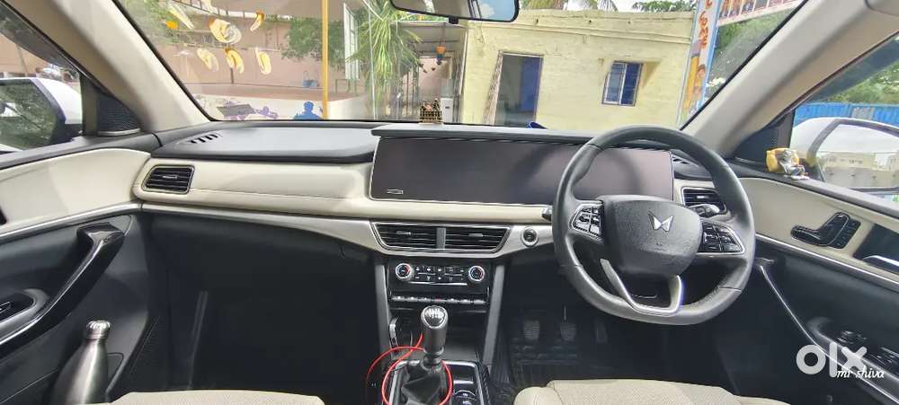 Mahindra Xuv700 Luxury Pack 2025