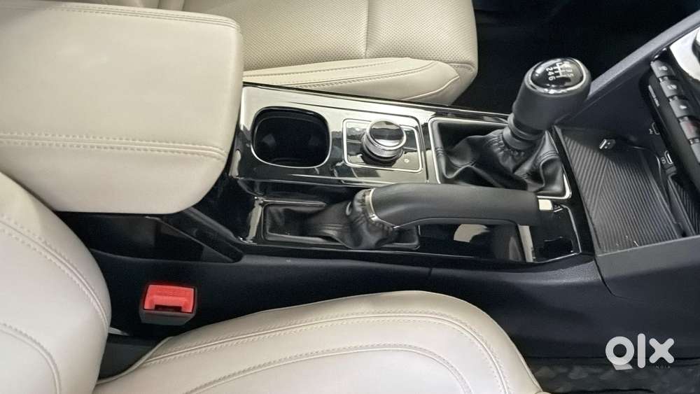Mahindra Xuv700 2.0 Ax 7 Petrol Mt Str, 2025, Petrol