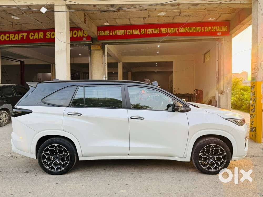 Toyota Innova Hycross 2025