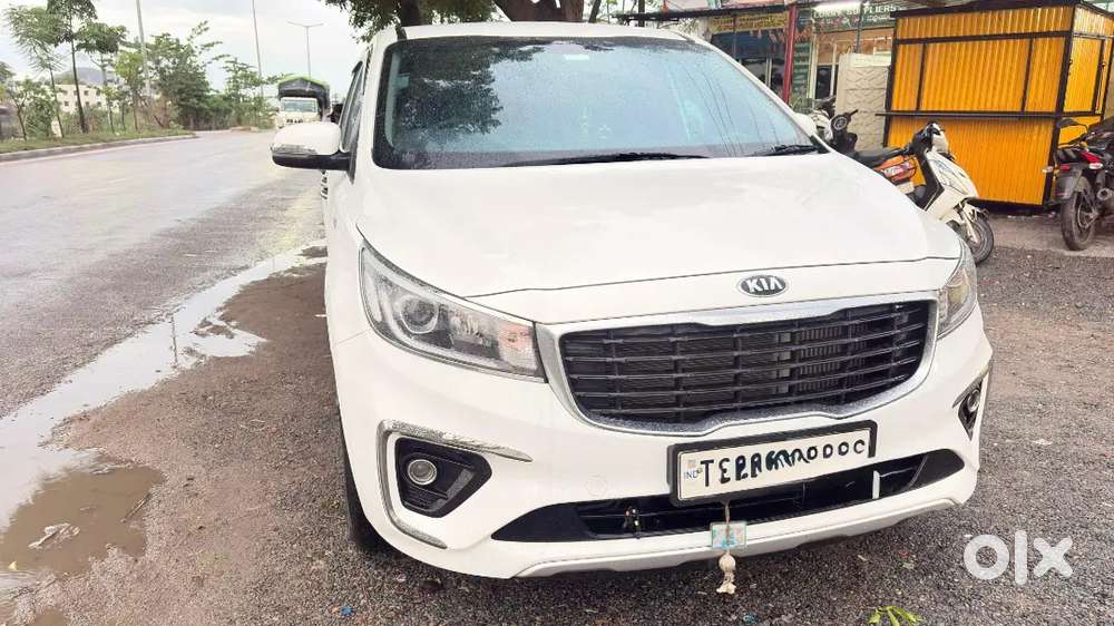 Showroom-condition Kia Carnival Premium (7-str)  Just 24,000 Km Run