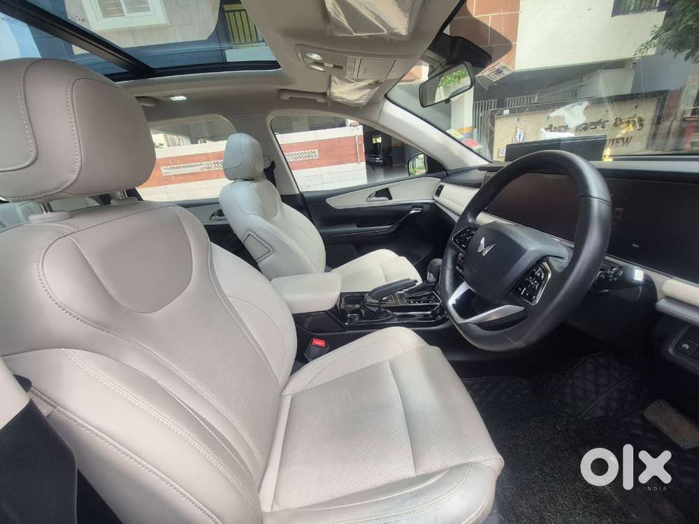 Mahindra Xuv700 2.0 Ax 7 Petrol At Str, 2024, Petrol