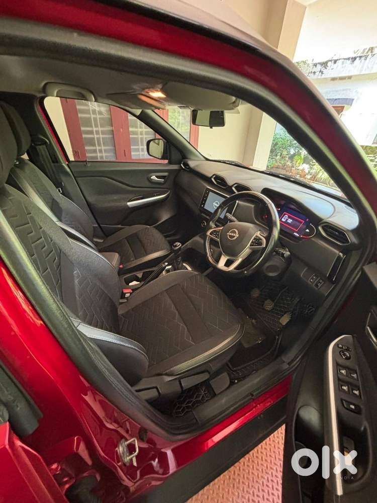 Nissan Magnite 2021 (red & Black)- 40000kmm