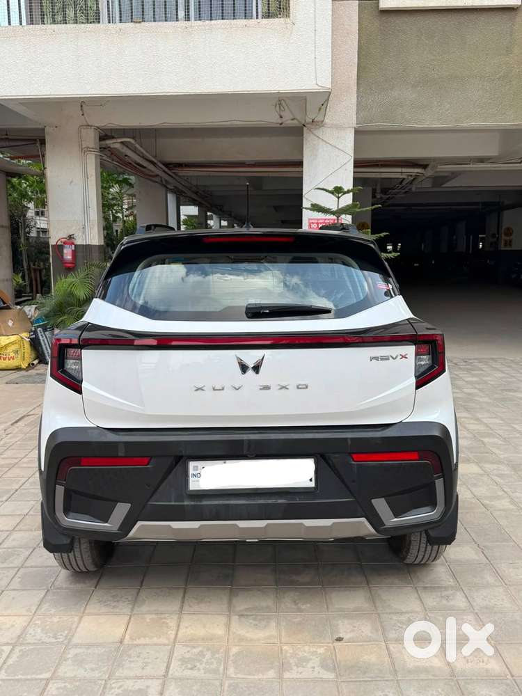 Like-new Oct 2025 Mahindra Xuv 3xo Revx A - Petrol, Automatic, Sunroof