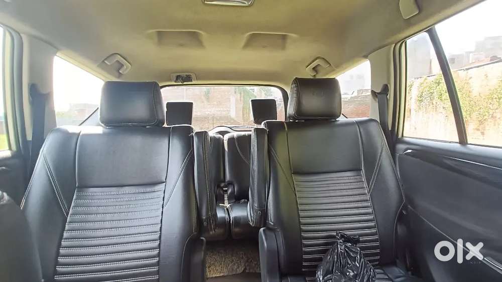 Innova Crysta 2.4 V Diesel White