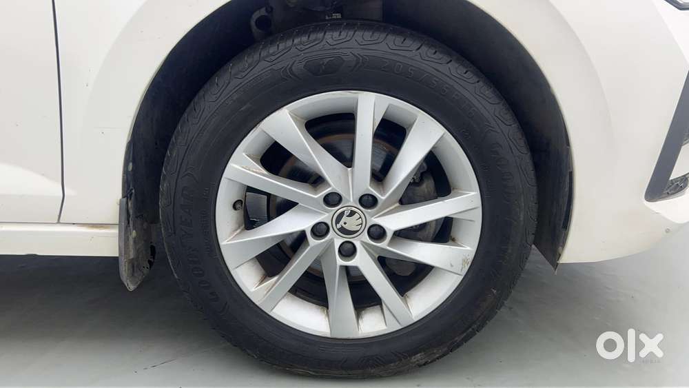 Skoda Slavia Ambition 1.0l Tsi At, 2022, Petrol