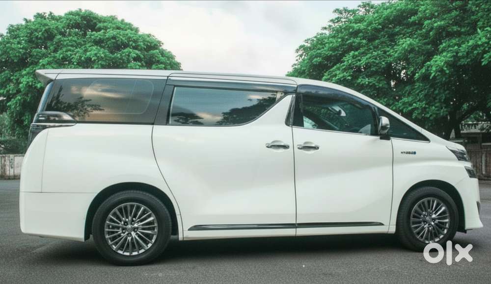 Toyota Vellfire 2.5 Executive Lounge, 2023, Petrol