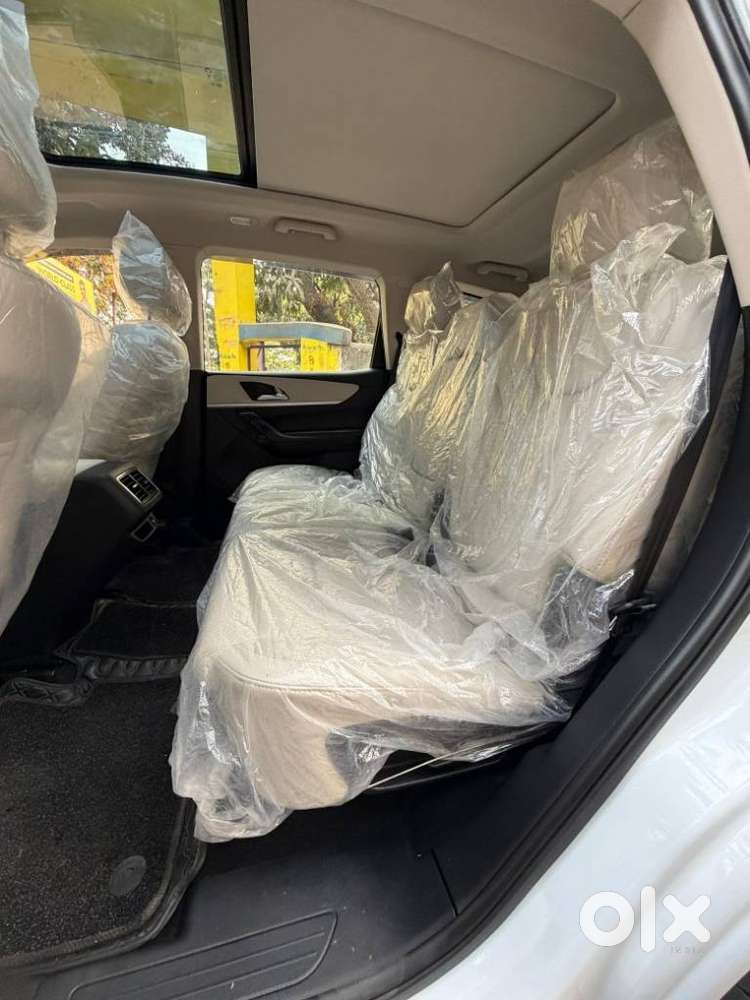 Mahindra Xuv700 2.2 Ax 7 Diesel Mt Luxury Pack Str, 2025, Diesel