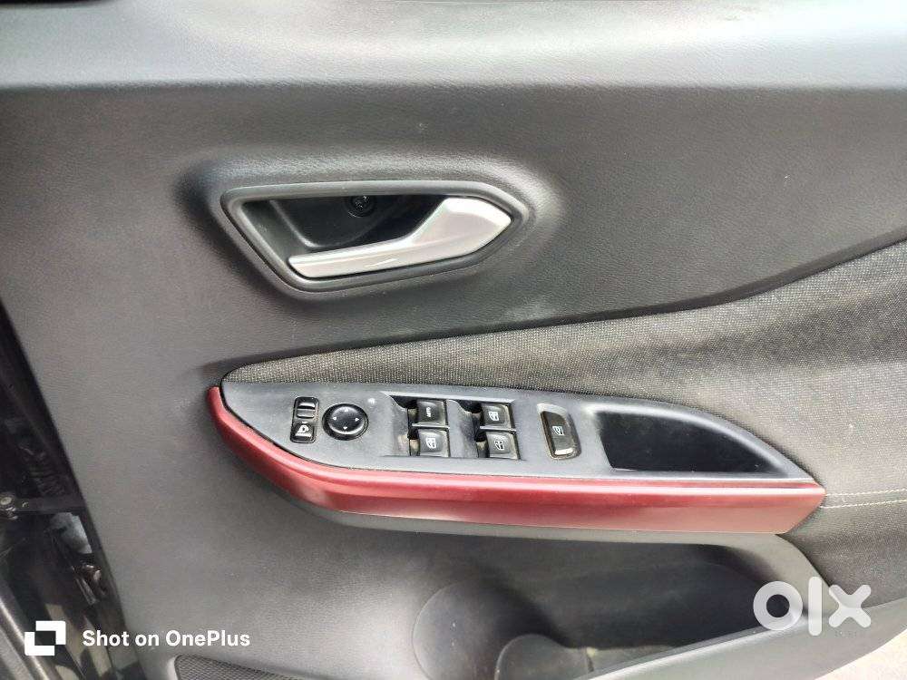 Nissan Magnite 1.0 Xv Premium, 2023, Petrol