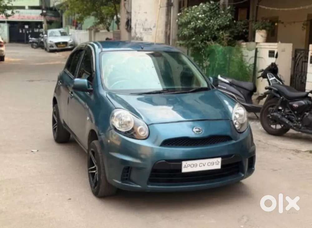 Four Alloy Wheels, Four Power Windows, Touch Screen, Auto Locking