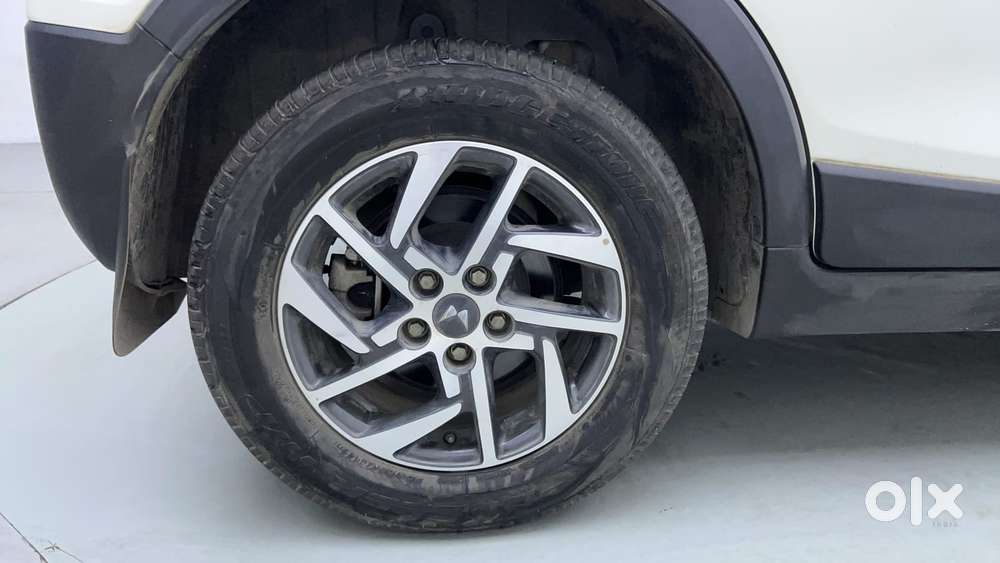 Mahindra Xuv300 1.2 W8 (o) Amt Petrol, 2023, Petrol