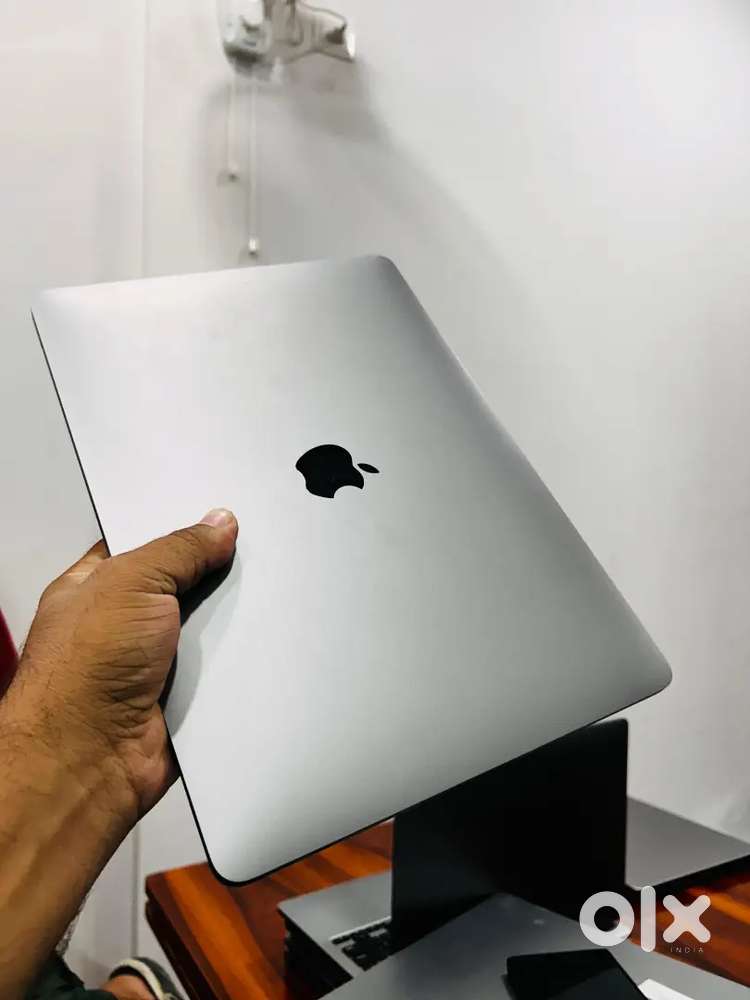 V - Apple MacBook Pro A1708