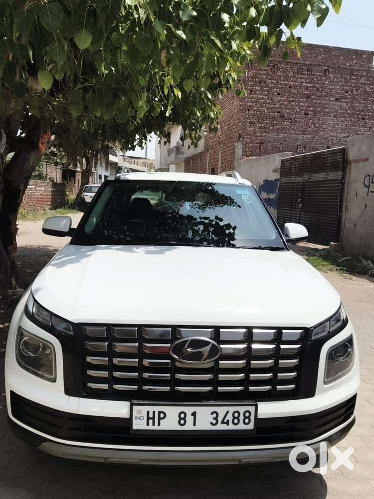 Hyundai Venue Petrol 23500 Km Driven