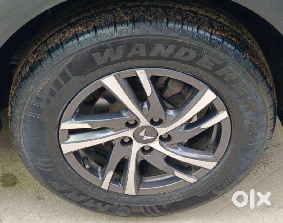 Mahindra Xuv700 2.0 Ax 5 Petrol Mt 7 Str, 2022, Petrol