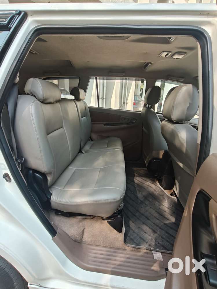 Toyota Innova 2.5 G (diesel) 8 Seater Bs Iv, 2015, Cng & Hybrids