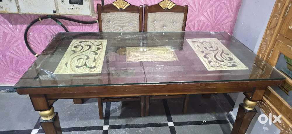 6 capacity Dinning table
