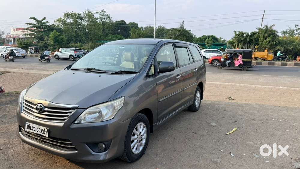 Toyota Innova 2.5 V Diesel | 1st Owner | Mh-20 Registered