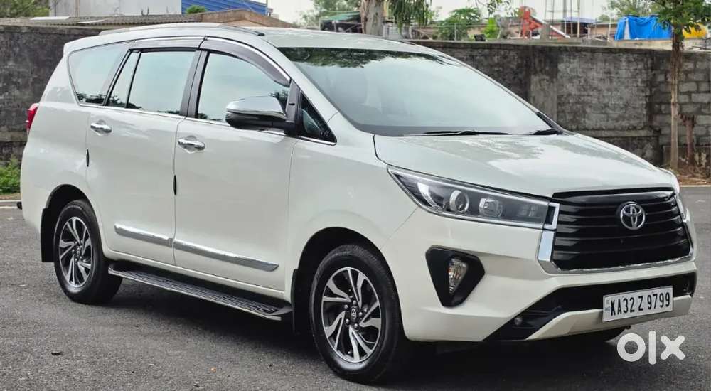 Innova Crysta 2.4 V Mt 8 Str 2021