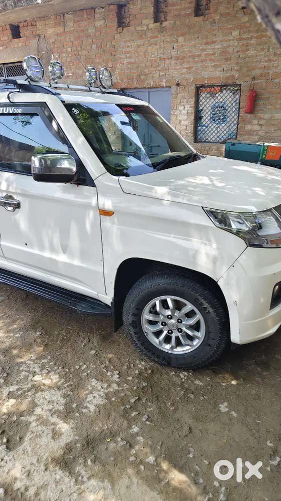 Mahidra Tuv 300 T8 Badhiya Condition Me Charo Tyre Naye
