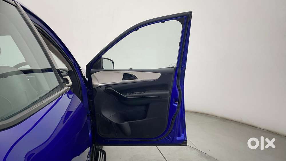 Mahindra Xuv700 2.0 Ax 5 Petrol At Str, 2022, Petrol