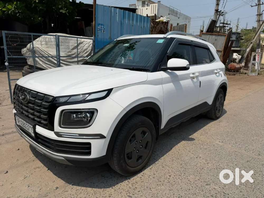 Hyundai Venue 2024 Petrol 11500 Km Driven