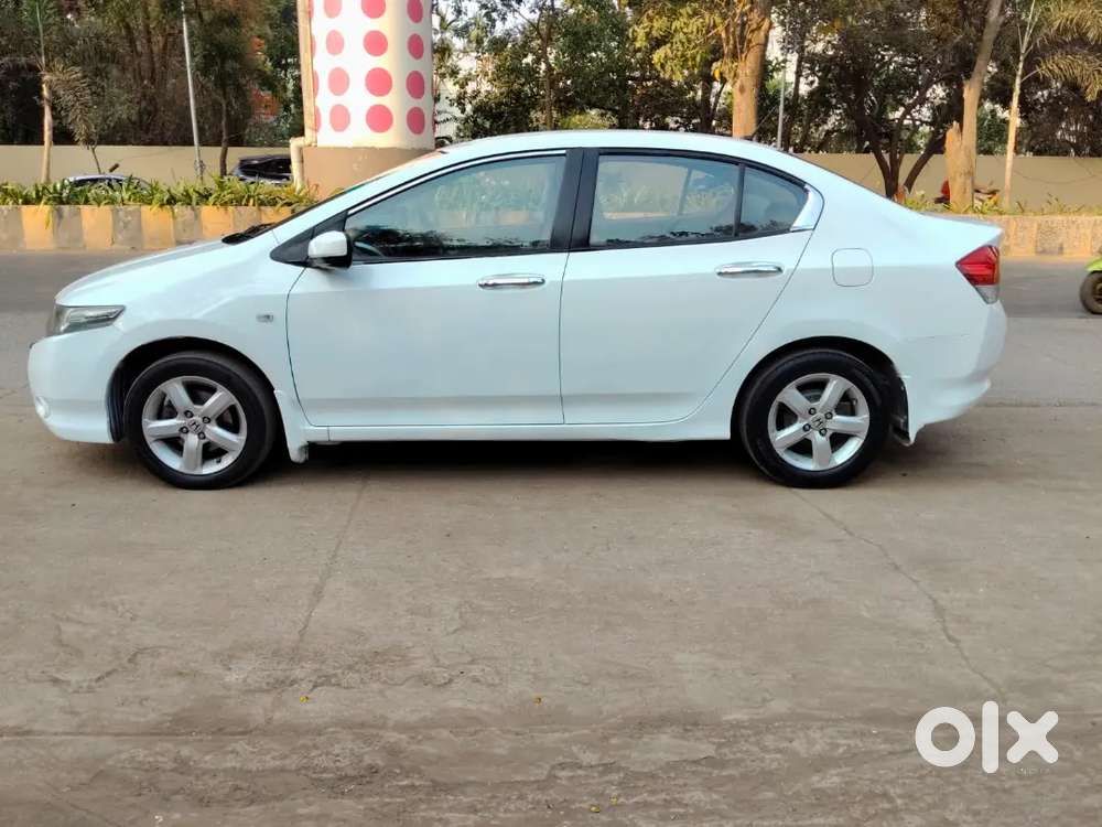 White Honda City Vmt