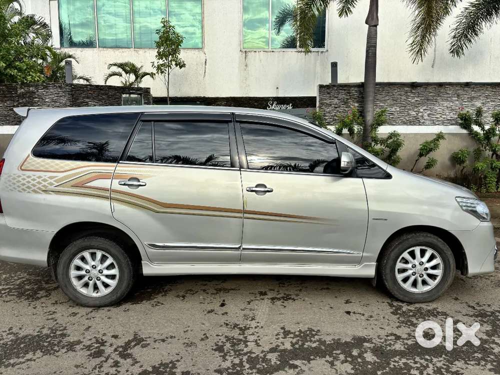 Toyota Innova 8 Str 2012