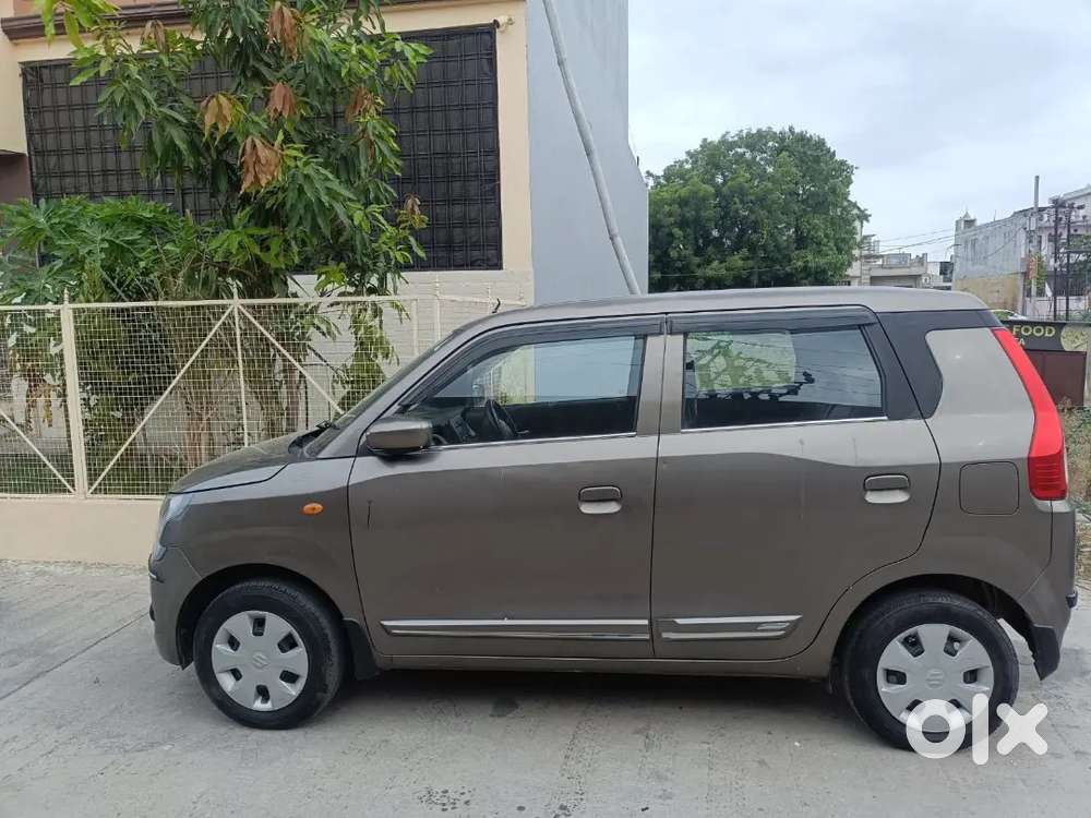 Piwar Petrol Car Ek Hat Chali Hui