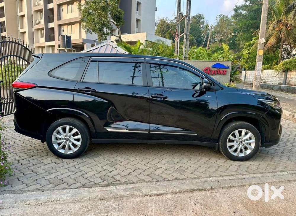 Toyota Innova Hycross 2025