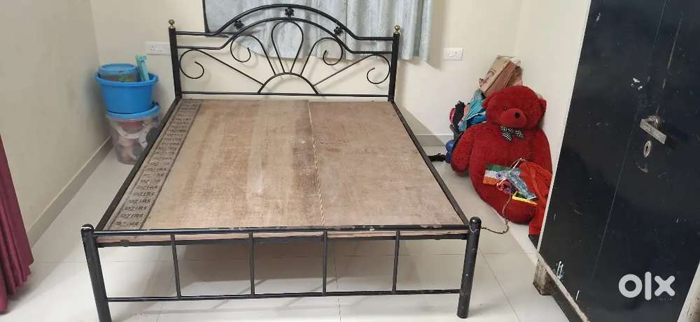 King size double bed with matress