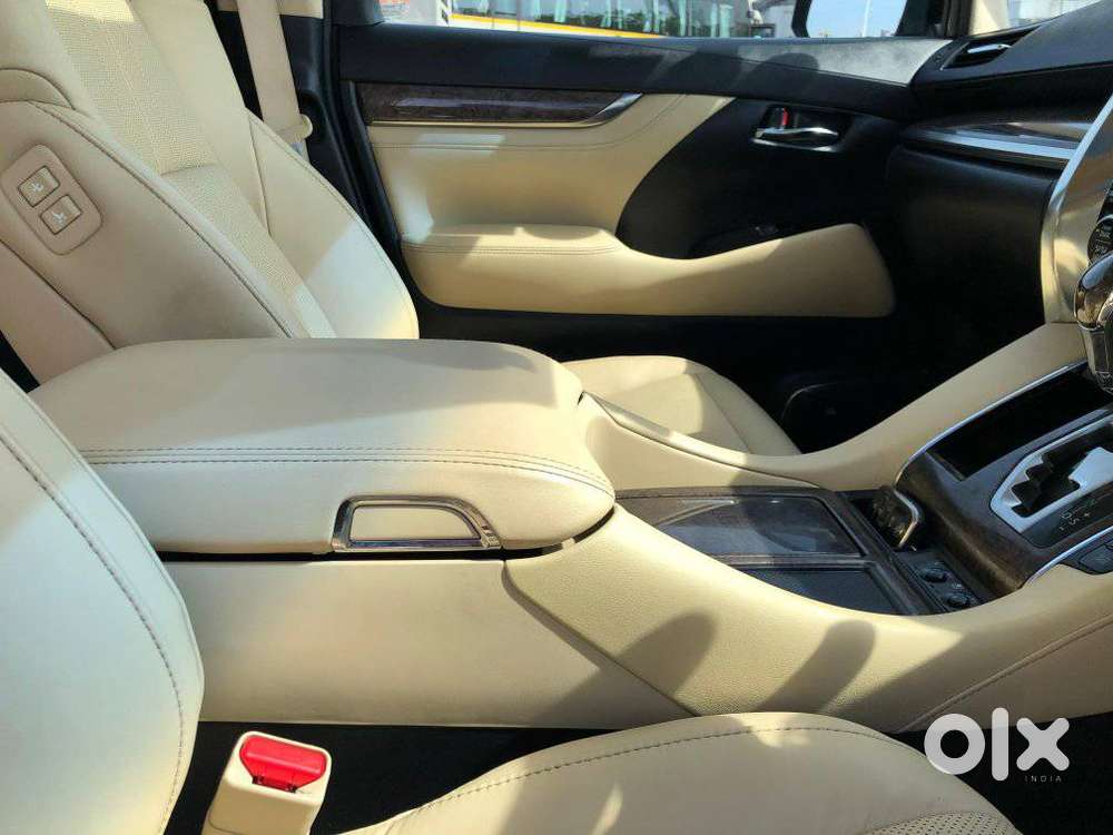 Toyota Vellfire 2.5 Executive Lounge, 2023, Cng & Hybrids