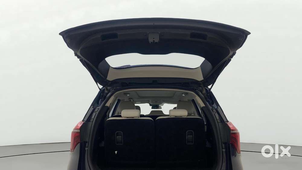 Mahindra Xuv700 2.0 Ax 3 Petrol At 5 Str, 2023, Diesel
