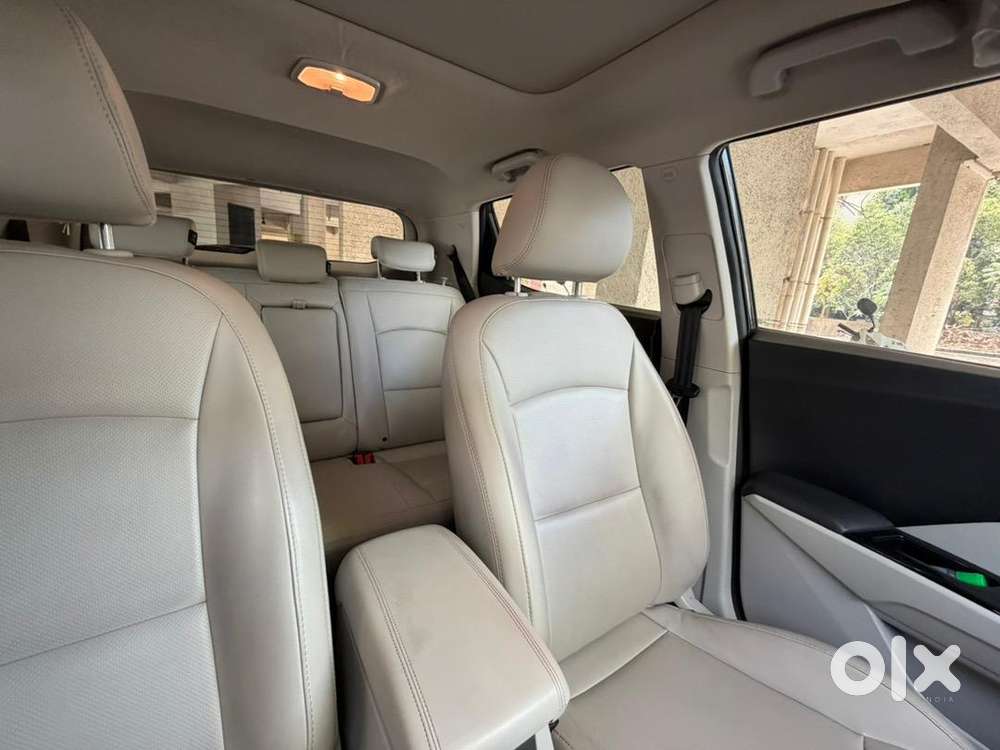 Xuv300 W8(o)  Diesel Manual - Sunroof  6- Airbags  Warrenty 2027