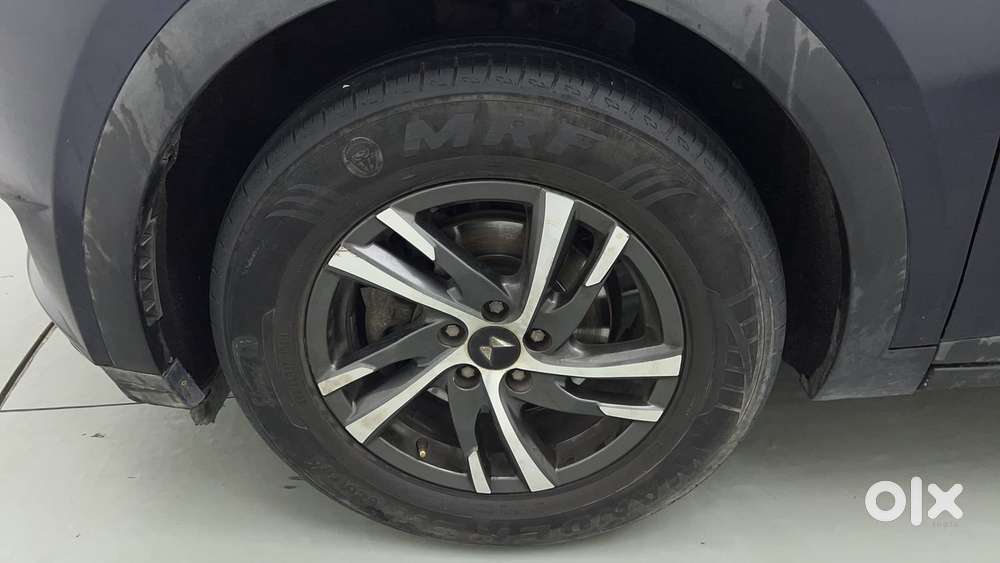 Mahindra Xuv700 2.0 Ax 5 Petrol Mt 7 Str, 2024, Petrol