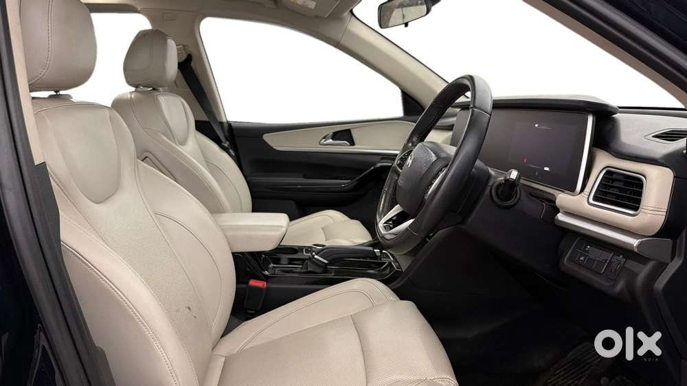 Mahindra Xuv700 2.0 Ax 7 Petrol At Str, 2022, Petrol