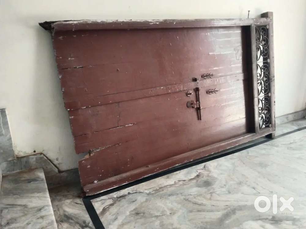 Chokhat with door lakdi wala hai