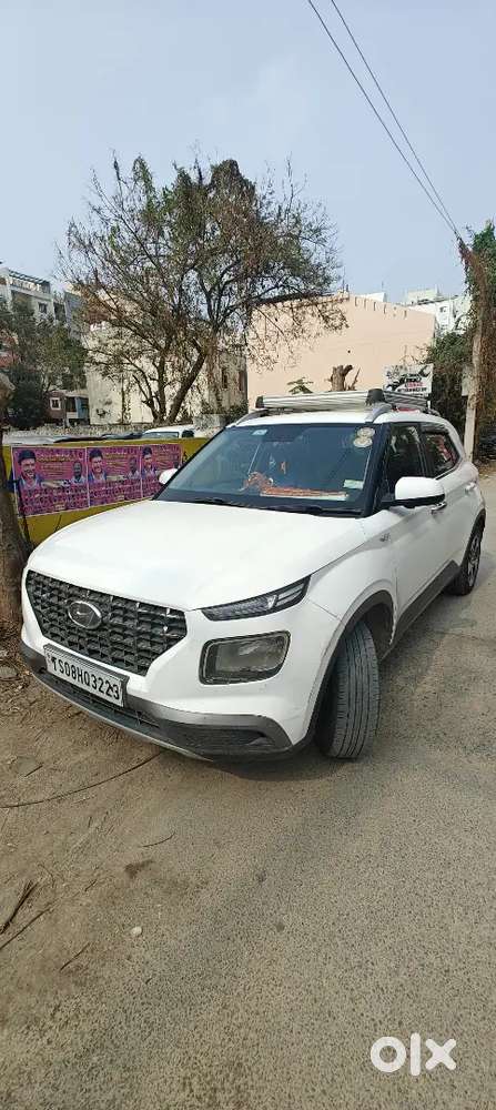 Hyundai Venue 2021 Petrol 145000 Km Driven