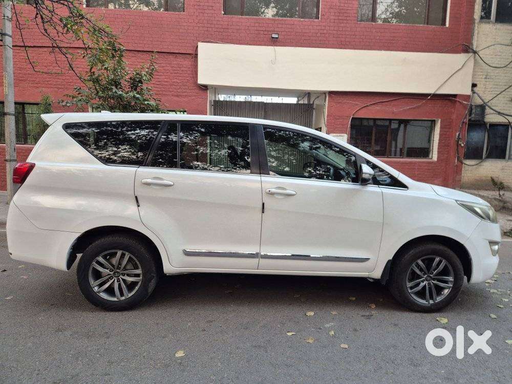 Toyota Innova Crysta 2.4 Gx Mt, 2017