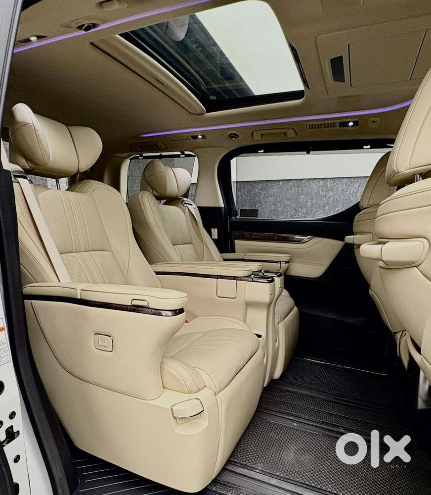 Toyota Vellfire 2.5 Executive Lounge, 2022, Petrol