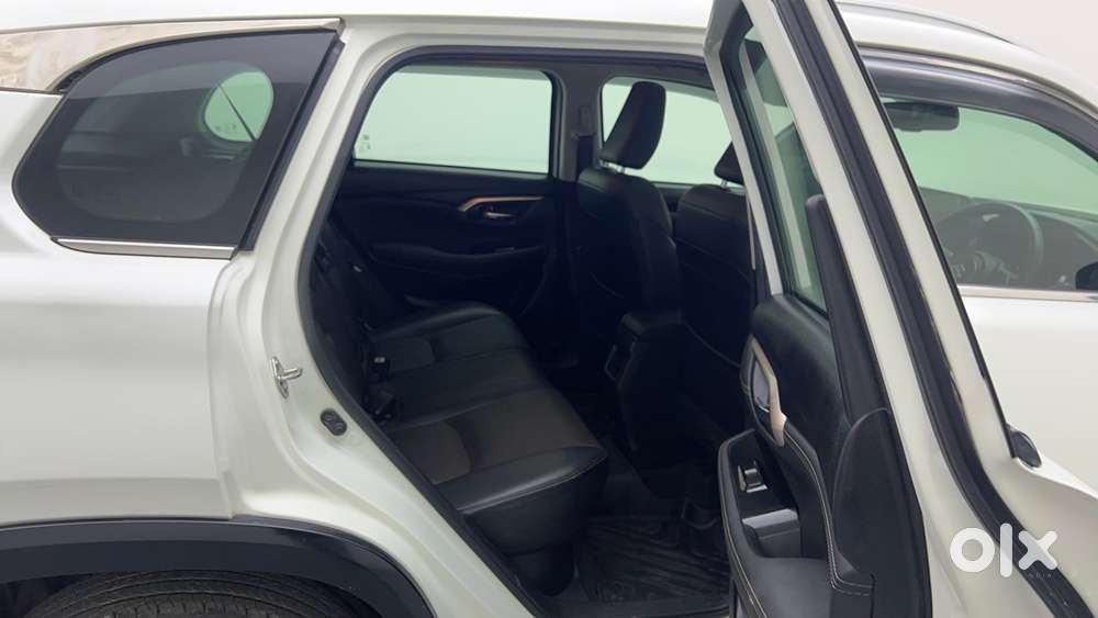 Maruti Suzuki Grand Vitara 1.5 Alpha Plus Intelligent Hybrid Ecvt, 2..