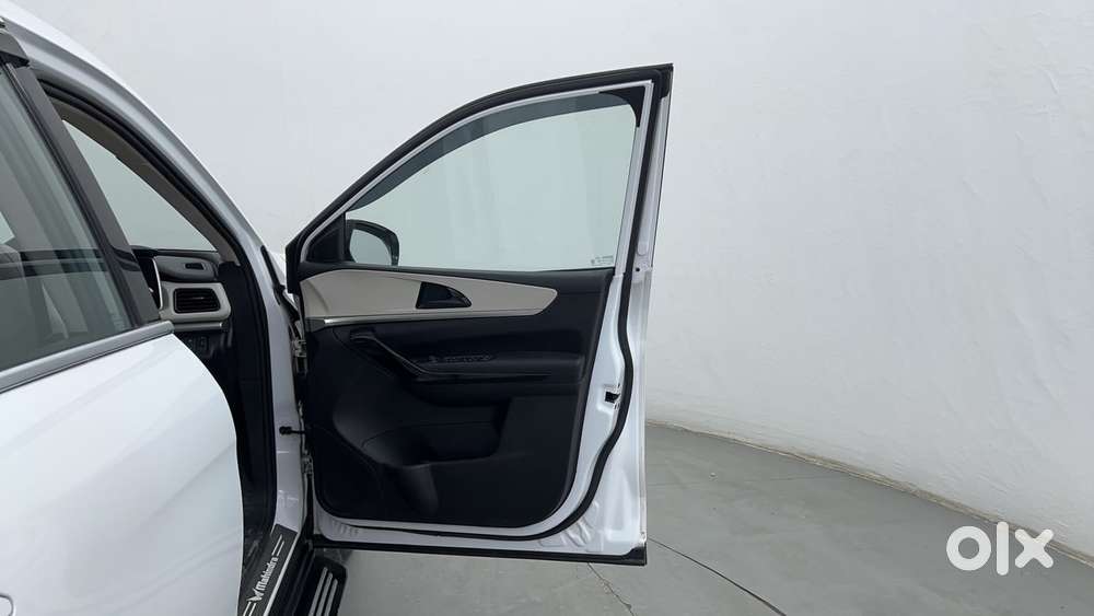 Mahindra Xuv700 2.0 Ax 5 Petrol Mt 7 Str, 2022, Petrol