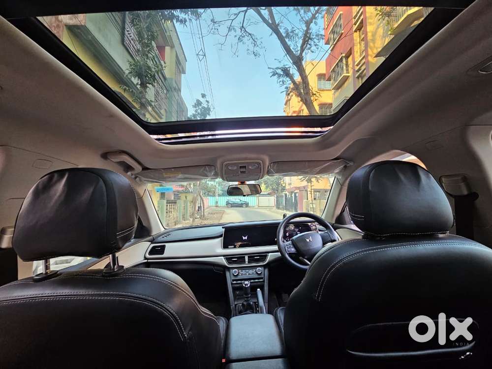 Mahindra Xuv700 2.0 Ax 5 Petrol Mt 7 Str, 2022, Petrol