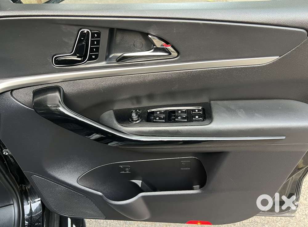 Mahindra Xuv700 2.2 Ax 7 Diesel At Luxury Pack Str, 2025, Petrol