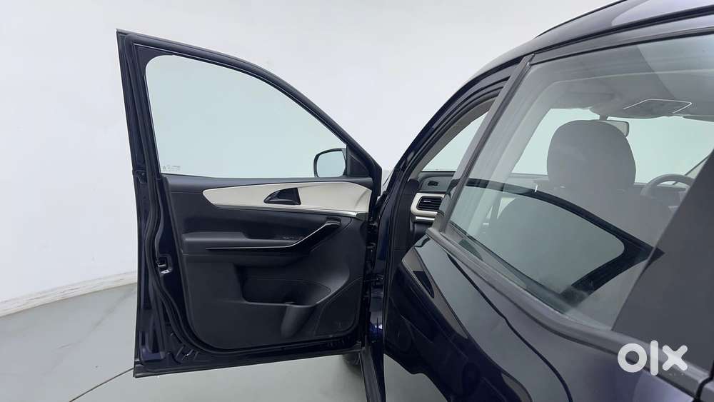 Mahindra Xuv700 2.0 Ax 5 Petrol At Str, 2023, Petrol