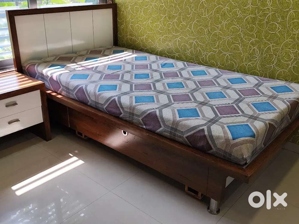 Singal bad with mattress