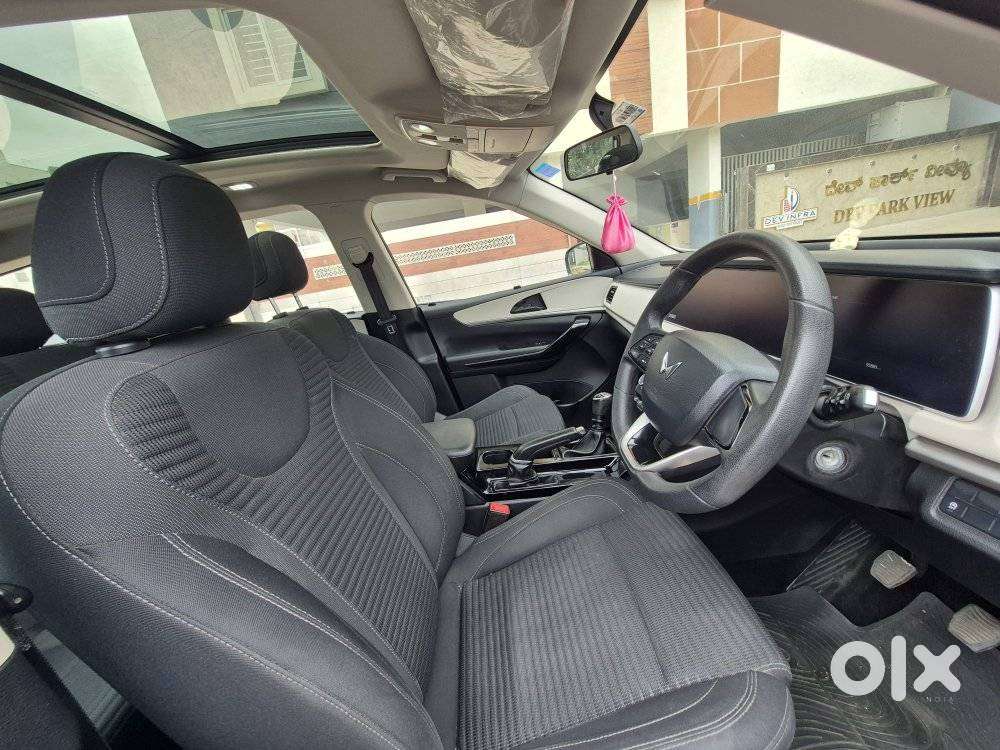 Mahindra Xuv700 2.0 Ax 5 Petrol Mt Str, 2022, Petrol