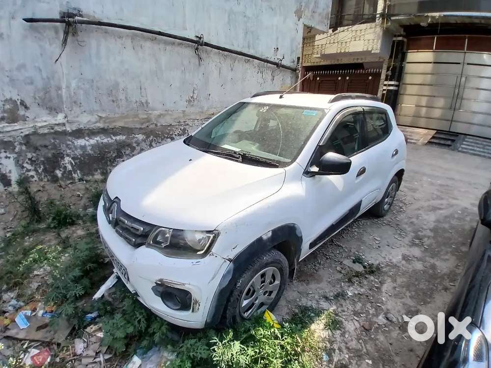 Kwid Car (white)