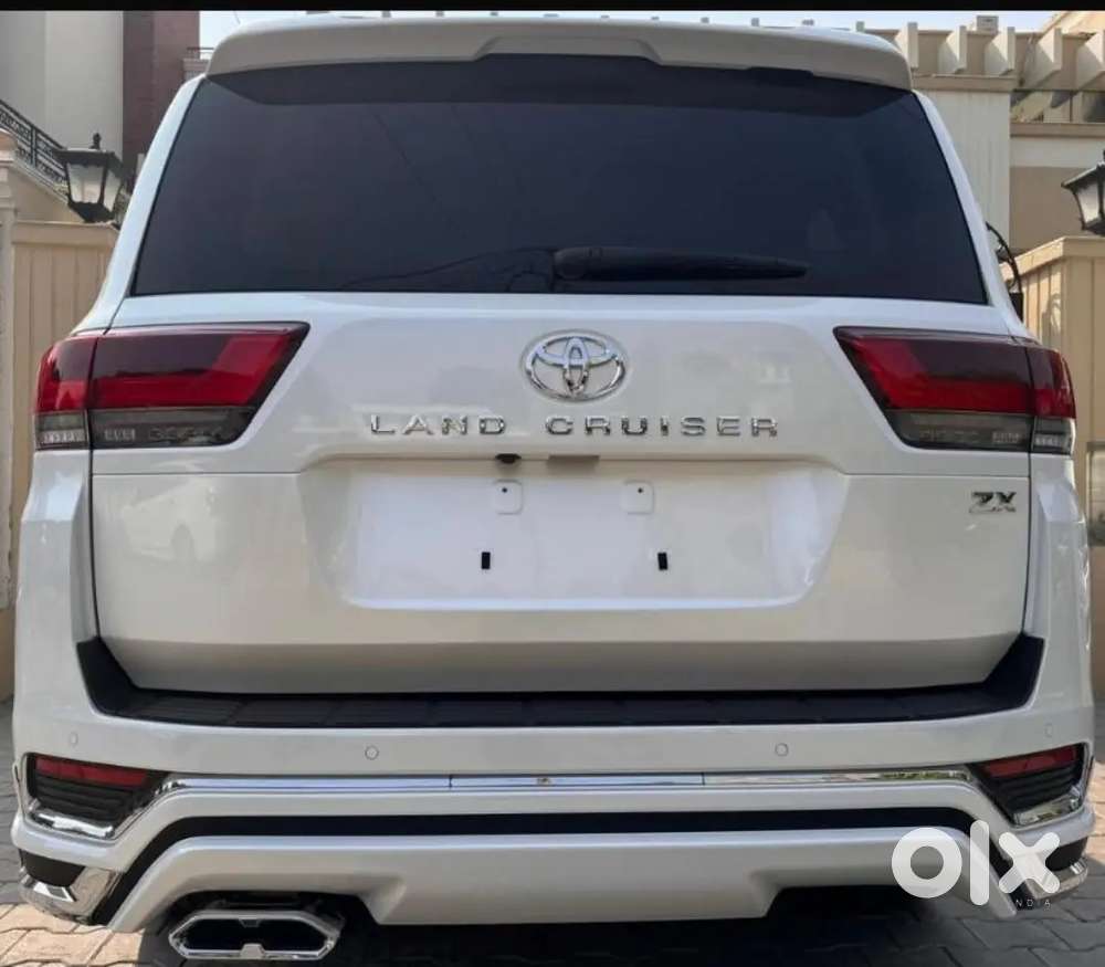Toyota Land Cruiser 2025 Diesel 7200 Km Driven