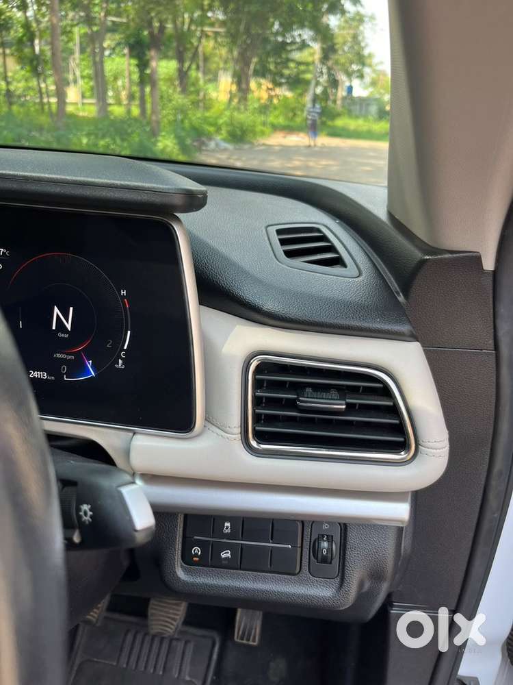 Mahindra Xuv700 2025 Ax7l Top End Diesel