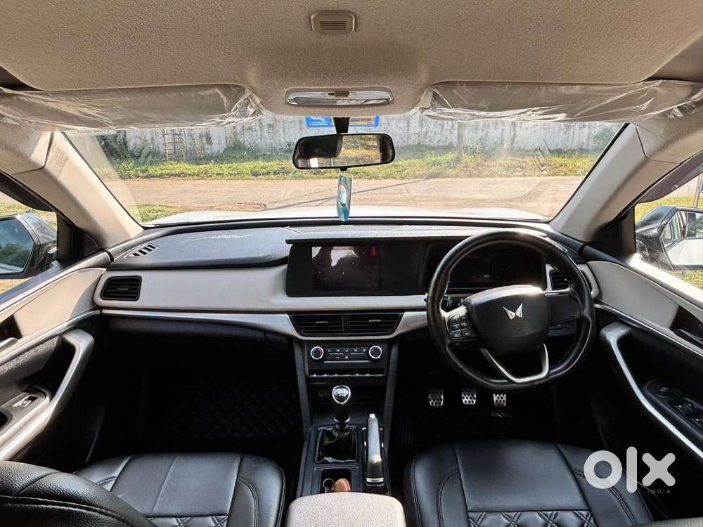 Mahindra Xuv700 2.0 Ax 5 Petrol Mt Str, 2022, Petrol