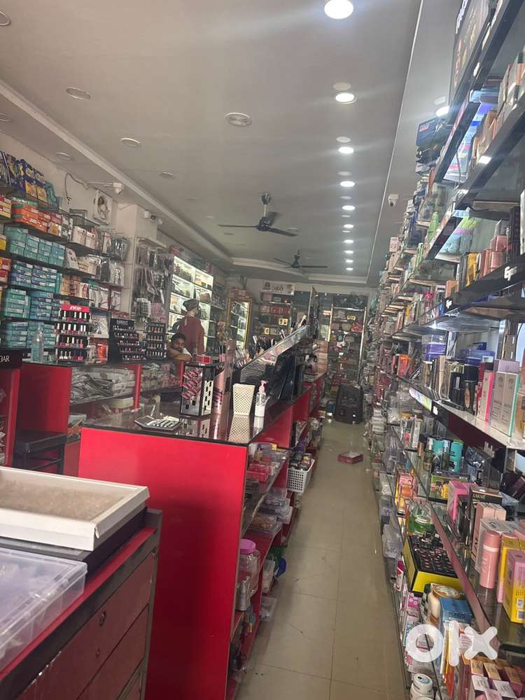 Sale Girl Cosmetic shop